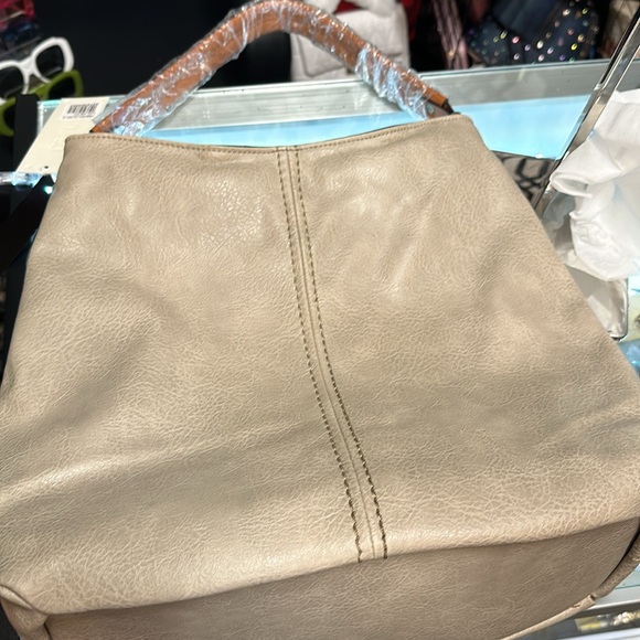 A vegan handbag, style type shoulder hobo cross-body with an extra strap - Picture 12 of 15